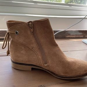 Adorable Lucky Brand Gwenore suede leather with back bow ankle bootie! 🍁🍂